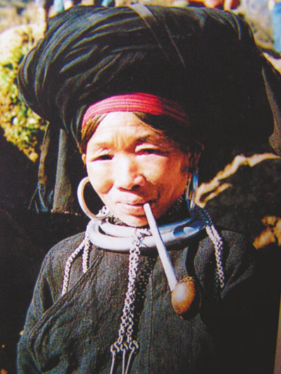 抽土烟的佤族女人--云南频道--人民网