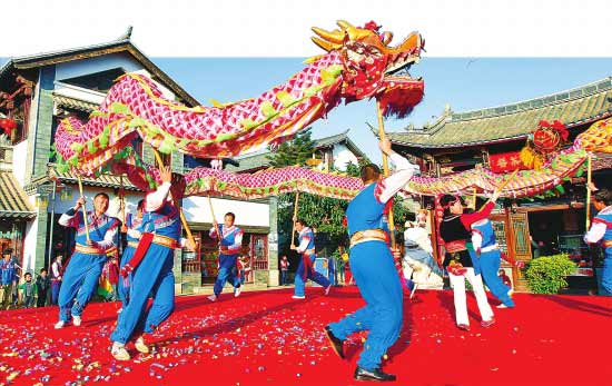 云南昆明:民族文化年俗活动异彩纷呈 游客欢乐过大年