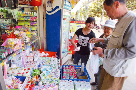 高原特色农产品受游客追捧 云南牛奶成了伴手