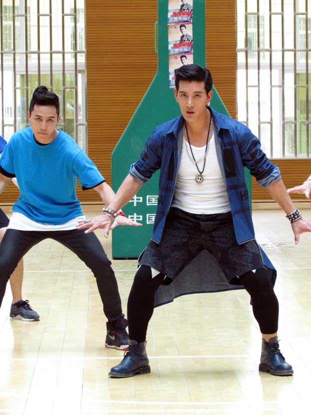 《舞动全城》周五晚开播 蒲巴甲香格里拉秀舞技--云南频道--人民网