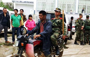 18名农民摩托车运输队运送救灾官兵到一线