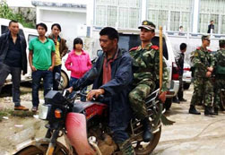 巧家灾区18名农民摩托车运输队 运送救灾官兵到一线