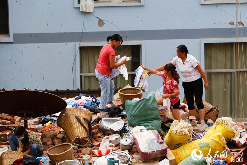 鲁甸地震震后影像：受灾群众废墟上刨衣服
