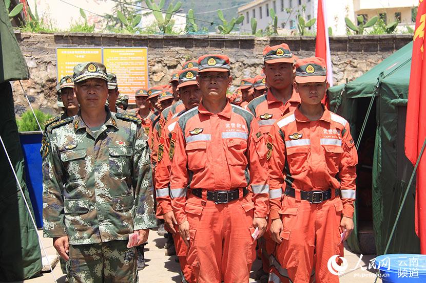 武警云南总队第二支队全体官兵在灾区开展捐款活动（组图）