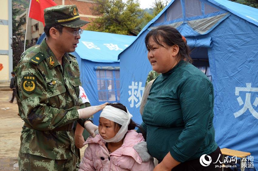 8月12日，武警云南总队医院医务人员深入帐篷送医送药。 摄影：范军华
