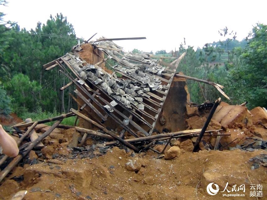 鲁甸县水磨镇地震中垮塌的房屋