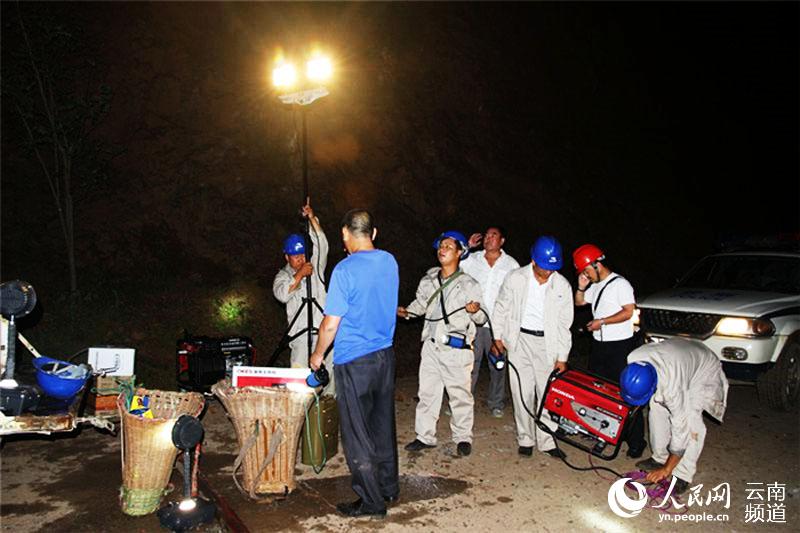云南电网鲁甸供电公司抢修队深夜开通应急照明。摄影：于守全