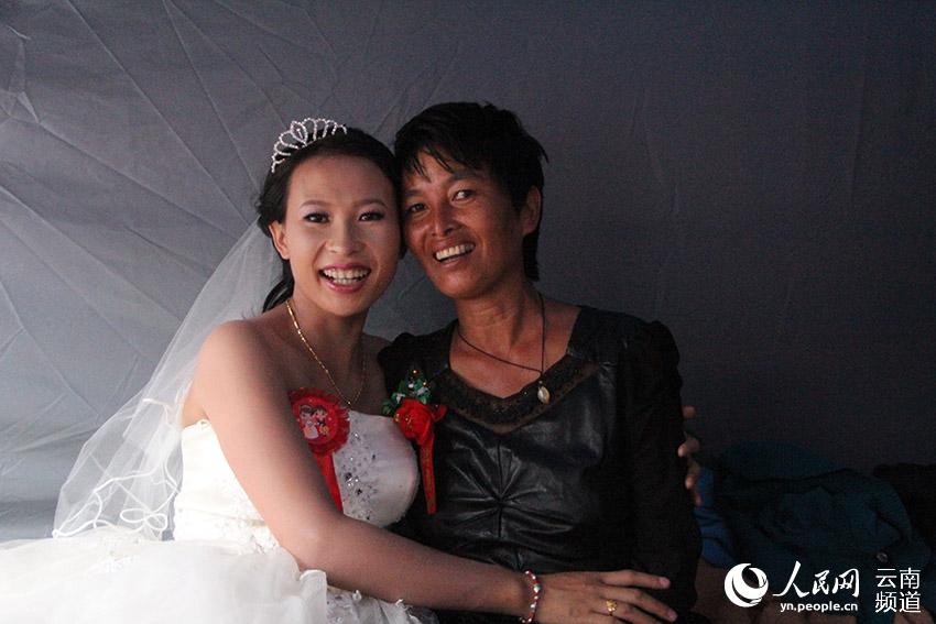 新娘张兆芳与妈妈拥抱 摄影:薛丹