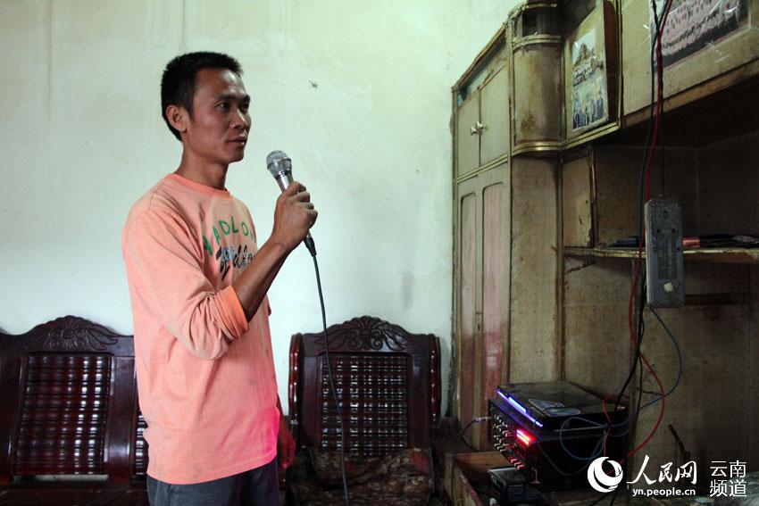 永平鎮芒臘村委會遷崗村村民正在用傣語進行廣播 薛丹 攝