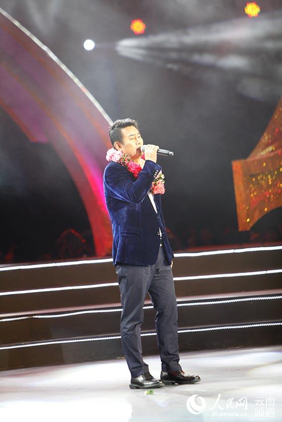李洪涛凭借作品《有一天》中的出色表现荣获最佳男演员奖,并现场深情