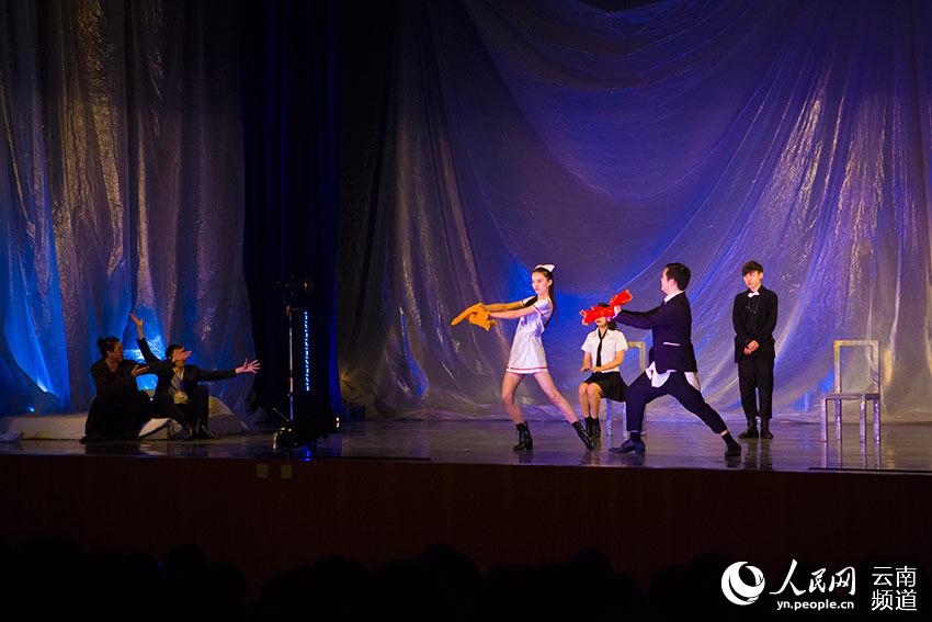 经典话剧《恋爱的犀牛》巡演到昆明(图)