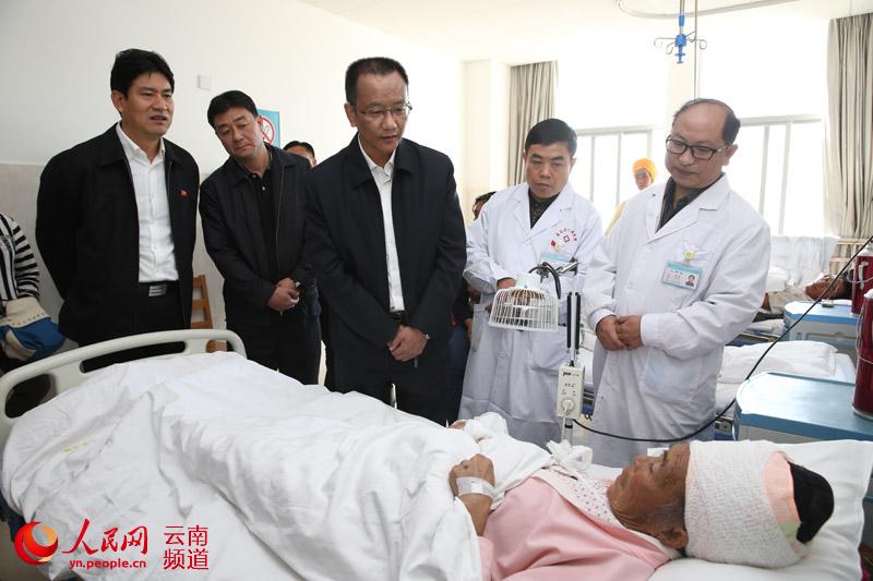 12月7日，普洱市委書記衛星在景谷縣人民醫院看望慰問傷員。王承吉 攝