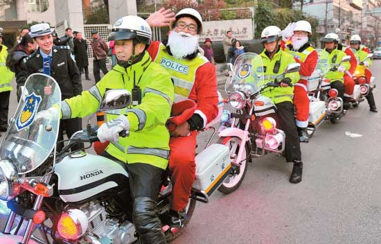 昆明交警扮“圣诞老人”派礼物玩“快闪”