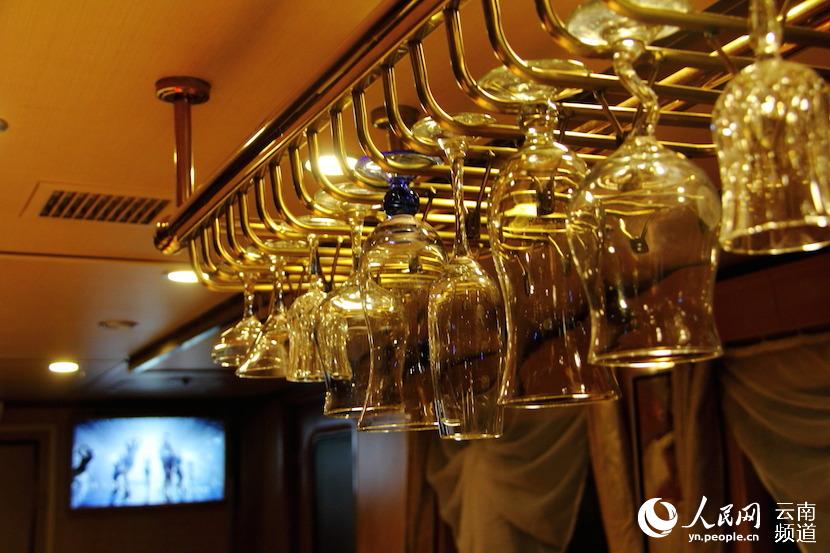 探访云南高大上酒吧列车车厢:钢琴伴普洱的旅