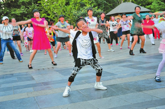 昆明6龄童领跳广场舞被誉为“广场舞小王子”--云南频道--人民网