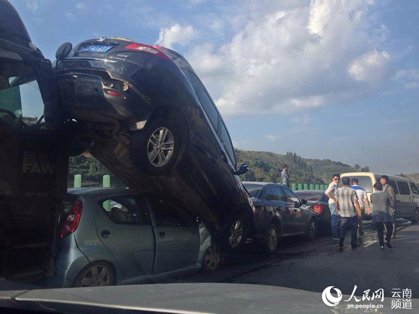 云南:昆石高速连发交通事故 小车被货车追尾后