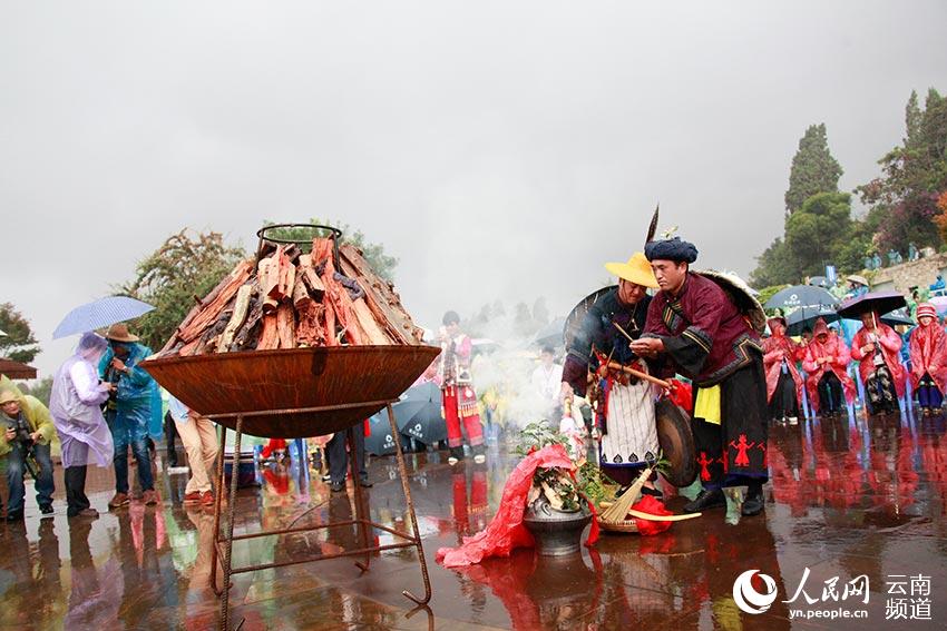 首届国际阿诗玛文化节国庆开幕 熊熊圣火见证