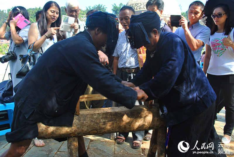 沧源:佤族新米节摩竹取新火惊呆游客