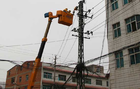 曲靖供电局:带电作业助力政府重点工程五纵五