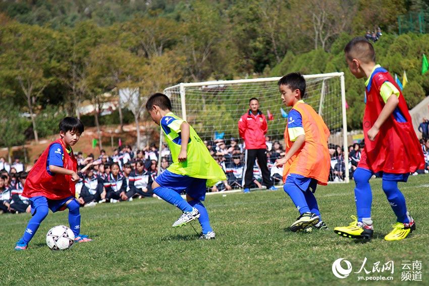 泸西:云南唯一校园足球试点县 5年后所有完小