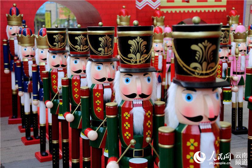 高清组图:600胡桃夹子木偶亮相昆明--云南频道--人民网