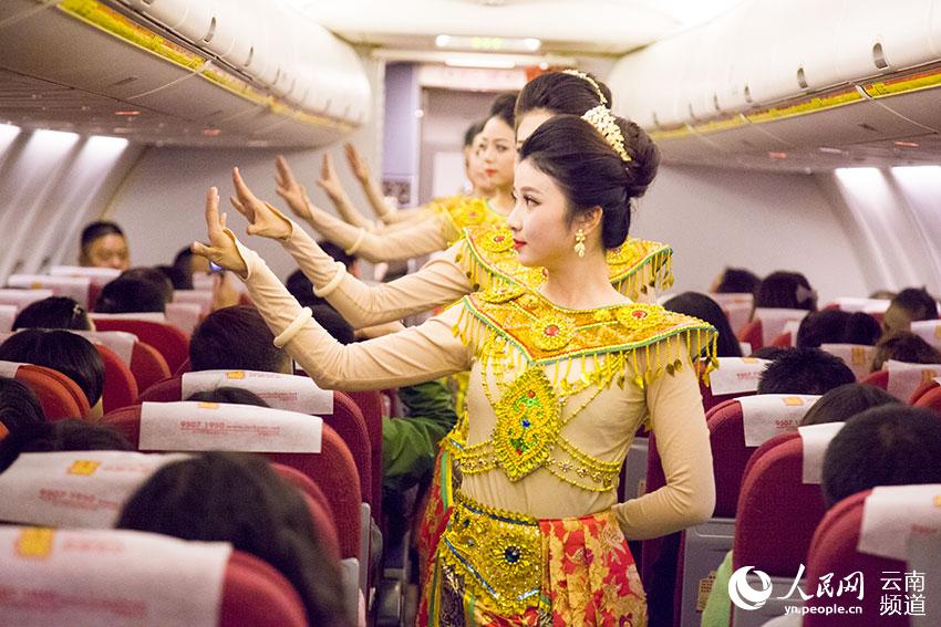 身着柬埔寨高棉族服饰的空乘在客舱内走秀。
