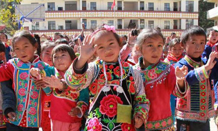 云南一乡村小学国民教育与民族文化并重-师生能歌善舞