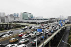 昆明:道路结冰致多条高速封闭 多车相撞二环堵成“停车场”