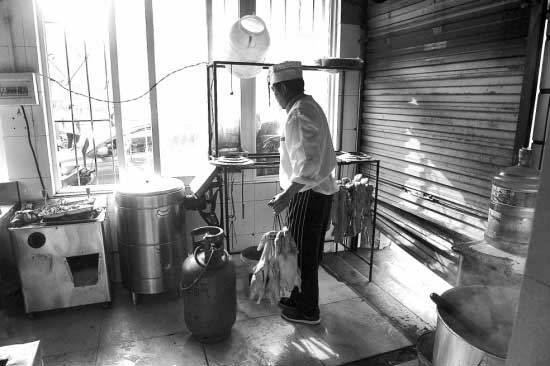 昆明一小偷夜入餐馆见啥偷啥 腌肉也不放过