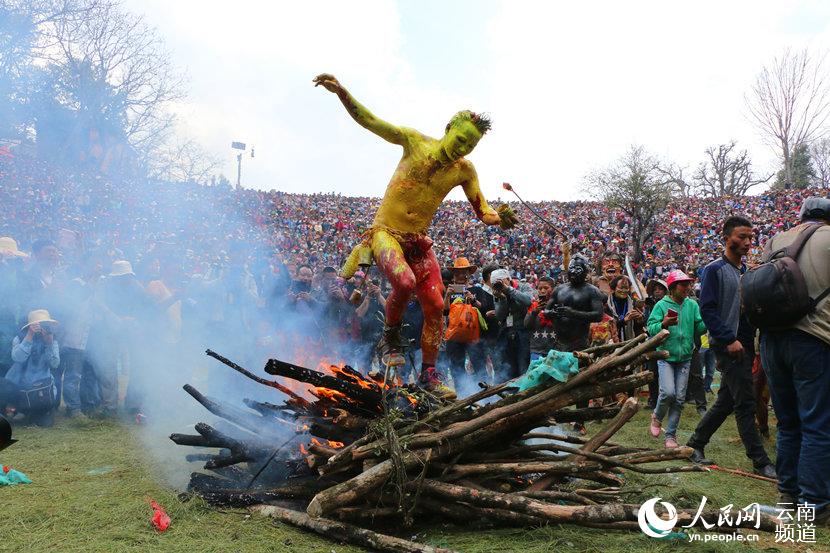 人民网昆明3月15日电 (薛丹)在一年一度的传统彝族阿细祭火节里