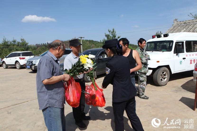 安宁倡导文明祭祀用鲜花换纸钱 扫墓燃放鞭炮少了(图)