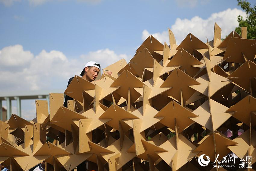 生建造节——"纸板聚落"建筑设计及建造竞赛在昆明理工大学校园内举行