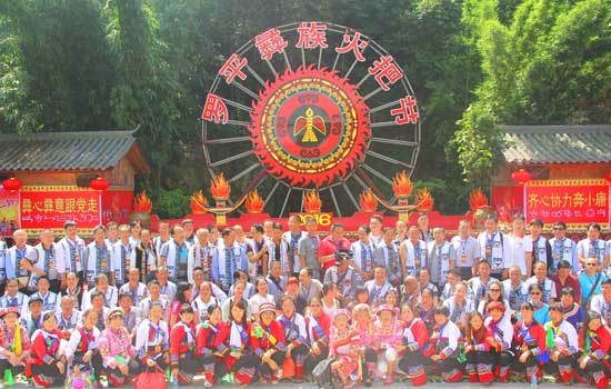 罗平彝族群众载歌载舞欢庆火把节(组图)