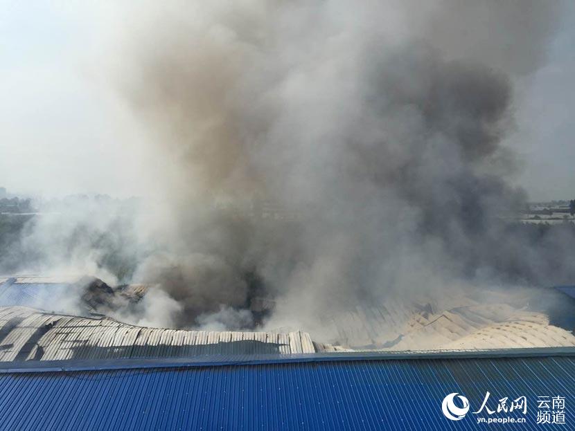 云南昆明官渡区一农贸市场突发火灾 无人员伤