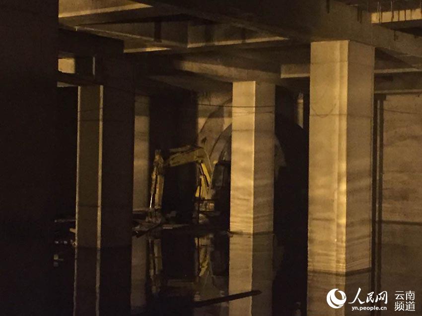 昆明一施工地铁站被淹12人被困 消防已展开营