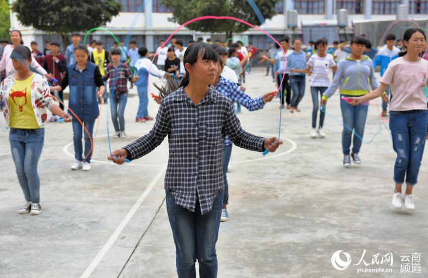 云南昌宁:地震灾区学校恢复重建 新教室里书声