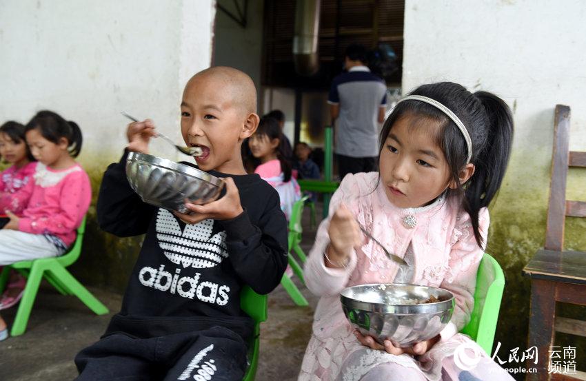 云南昌宁:地震灾区学校恢复重建 新教室里书声