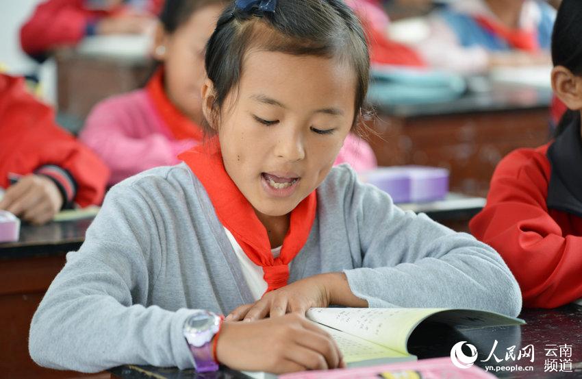 云南昌宁:地震灾区学校恢复重建 新教室里书声
