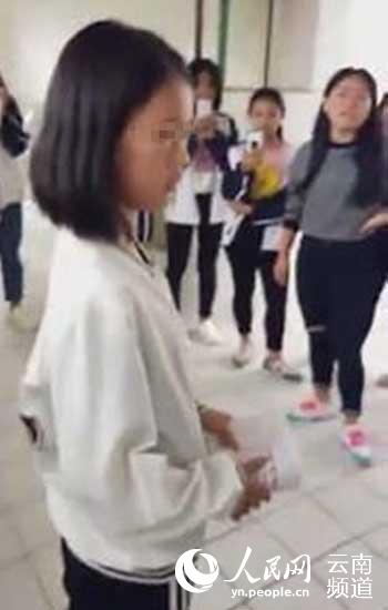 云南中学女生被同学轮番殴打 4分钟被扇20余耳