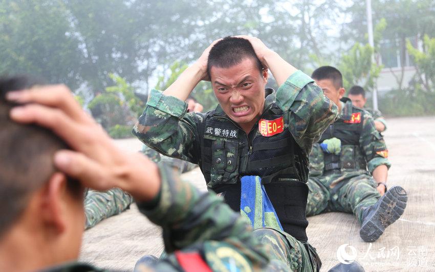 图为一特战队员正在咬牙坚持做仰卧起坐极限挑战训练 廖伟 摄