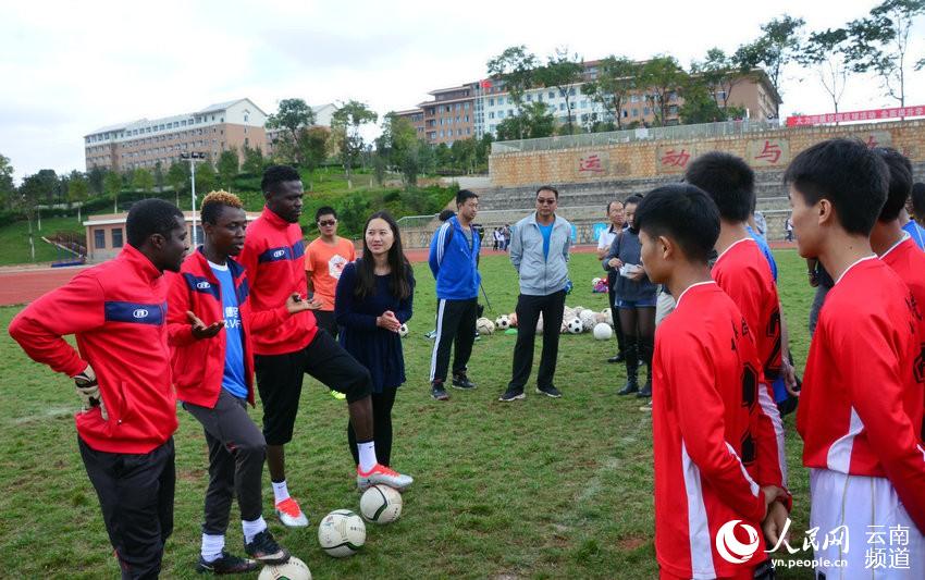 教育部聘三名外籍足球教练入驻云南石林当教