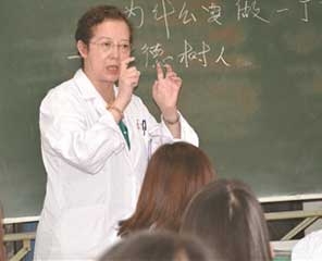 全国劳动模范、昆明医科大学教授何黎