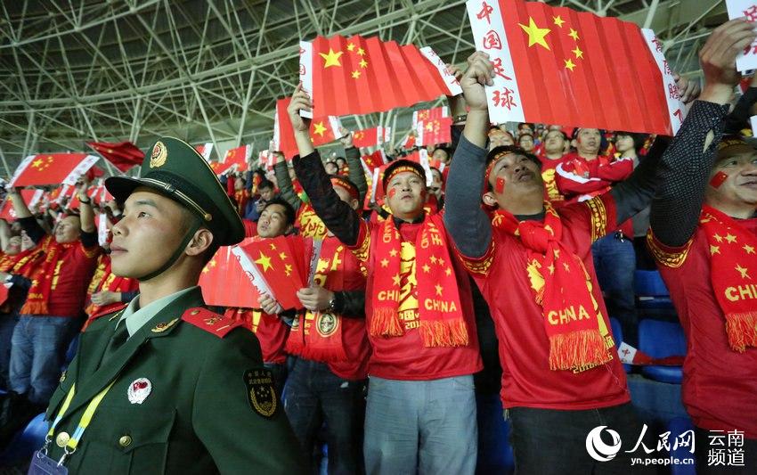 云南上千武警护卫世界杯预选赛 为国家队喝彩