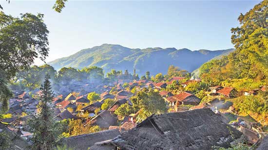 世界佤乡、秘境边关、狂欢胜地、度假沧源。 在沧源国际旅游度假区建设过程中,沧源佤族自治县树起了这一品牌形象。 沧源,俗称阿佤山区,也称葫芦王地,有着中国十佳深呼吸小城、中国最具原生态景区、中国最美生态旅游示范县、中国最美休闲度假旅游名县等美誉,是中国最大的佤族聚居区,被誉为动物王国和物种基因库之一,有南滚河国家级自然保护区,有云南最大的天坑溶洞群和大峡谷。 这里保留着佤族原生态文化,有我国最后的原始部落翁丁村。一曲《阿佤人民唱新歌》唱出了佤山儿女一心向党、永远跟党走的心声,把佤族人民唱到了