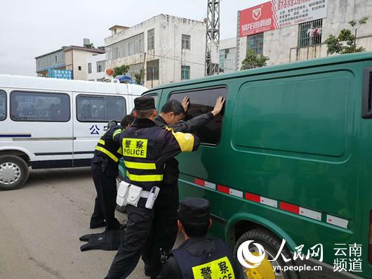 云南最牛运钞车押运员被查 枪指民警要求出示