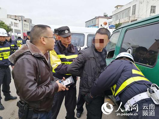 云南最牛运钞车押运员被查 枪指民警要求出示