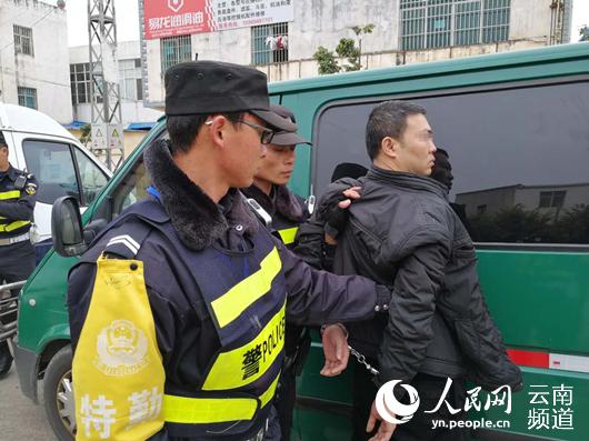 云南 最牛 运钞车押运员:上路被查竟枪指民警要