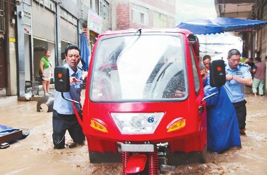 云南昭通市抗击台风天鸽纪实:洪灾中的担当