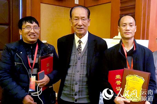 中国新诗百年颁奖盛典在京举行 10余名云南