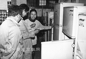 上個世紀八十年代，顧客在鹿城大廈購買冰箱